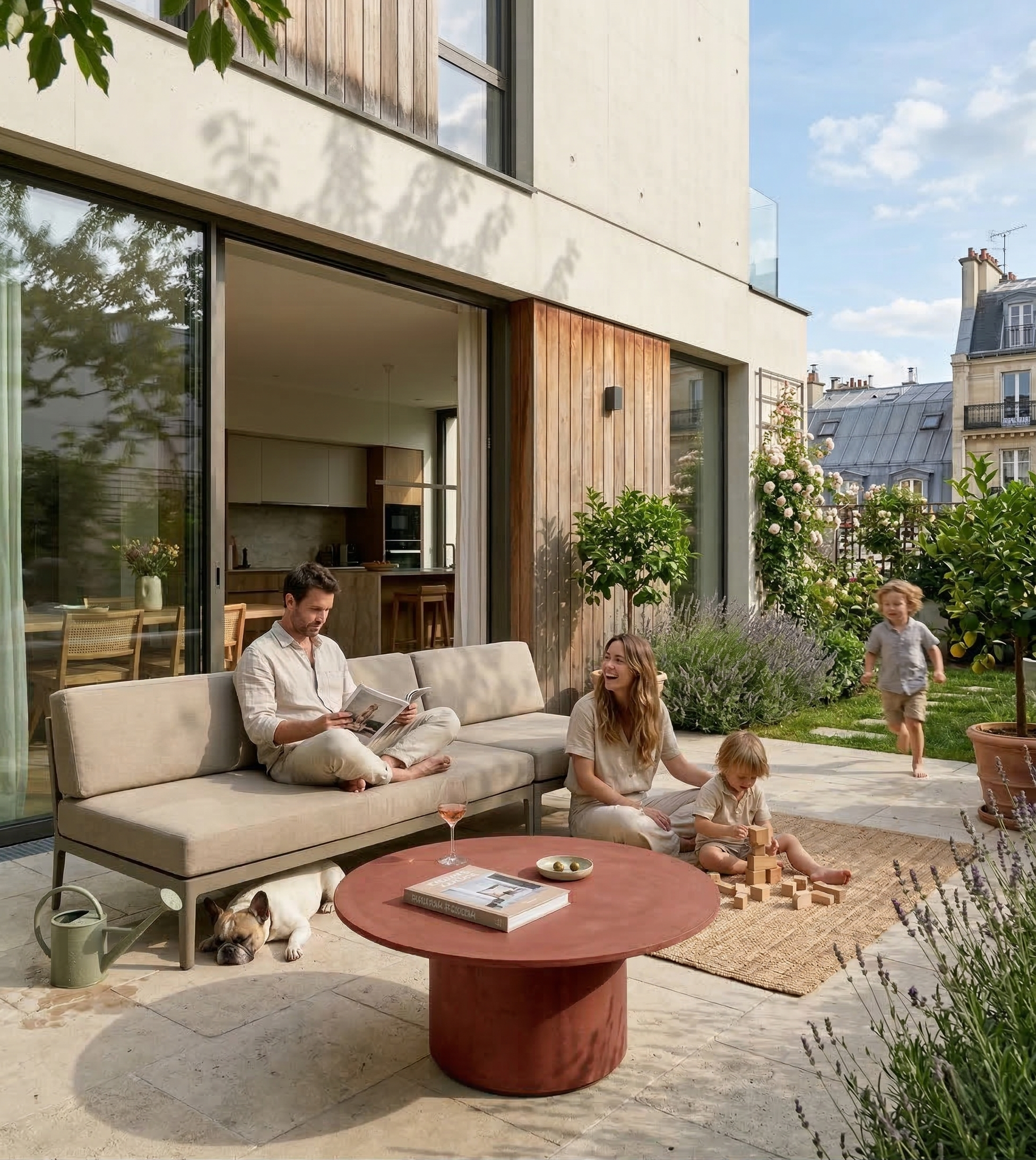 Tavolino ARKÉ MANOFATTI in finitura terra di Siena ambientato in un giardino urbano contemporaneo con zona lounge familiare