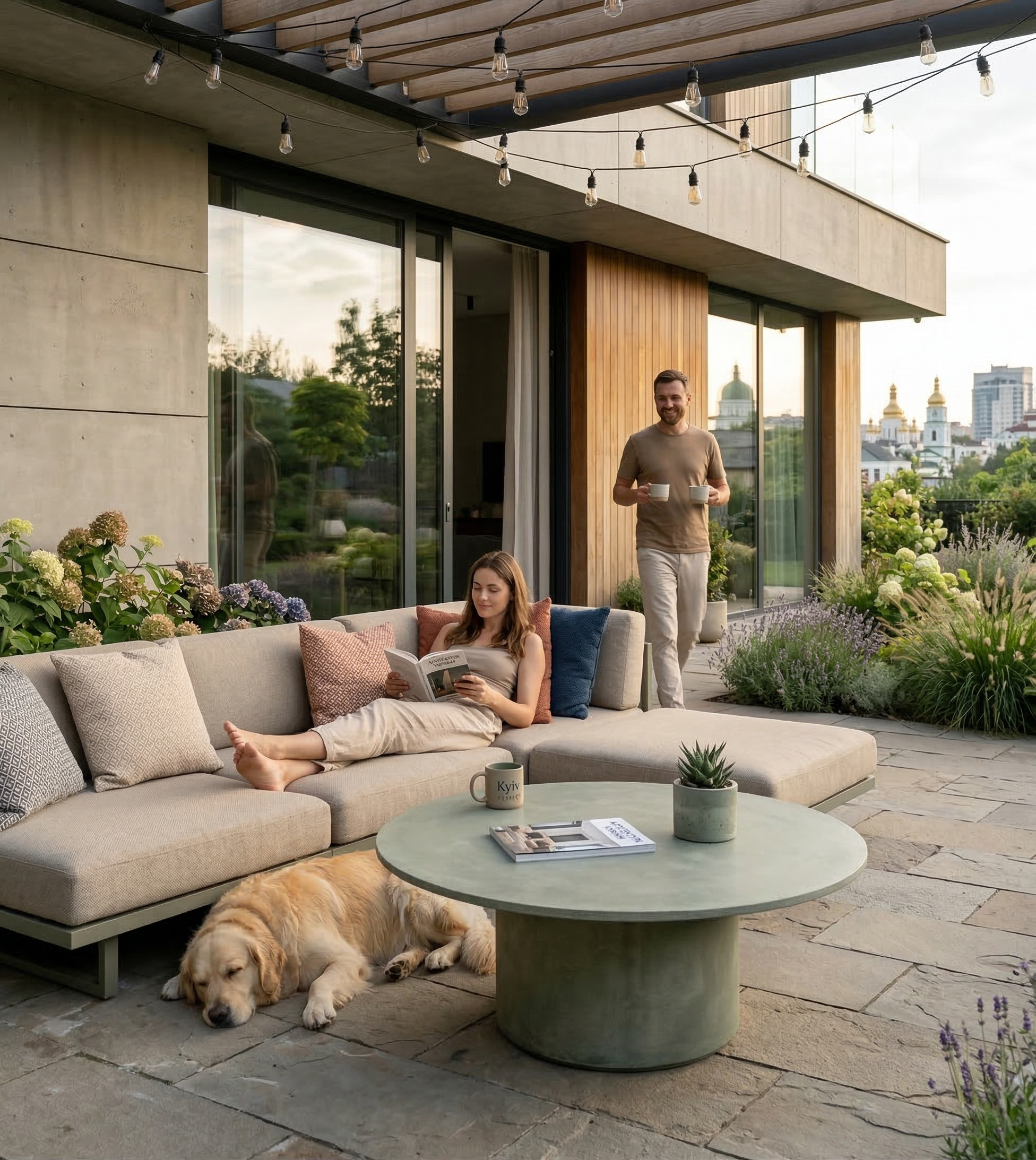 Tavolino ARKÉ MANOFATTI in finitura verde salvia ambientato in una terrazza rooftop contemporanea con pergola, giardino pensile e skyline urbano