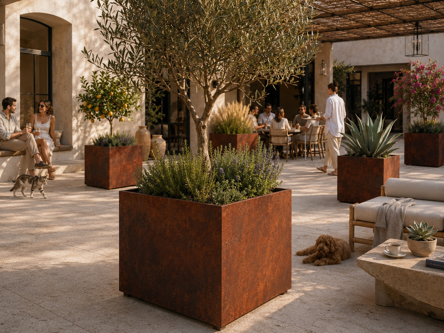 Vaso QUADRA in acciaio corten MANOFATTI ambientato in una corte mediterranea con piante ornamentali