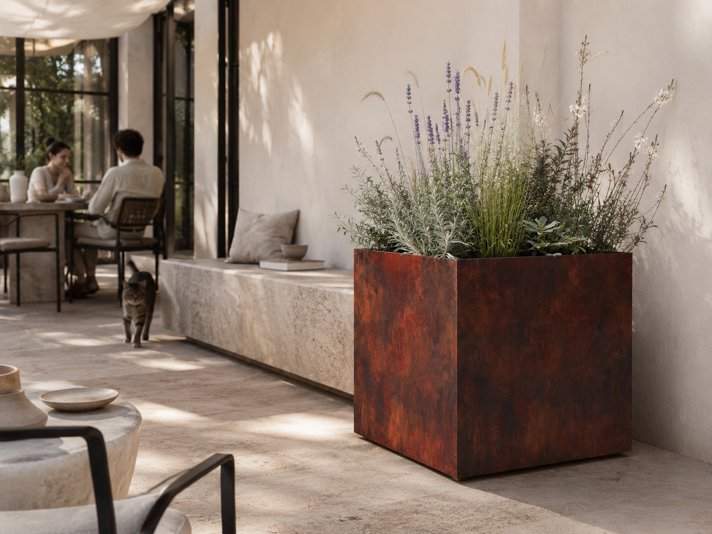 Vaso QUADRA in acciaio corten MANOFATTI con erbe ornamentali ambientato in una villa minimal