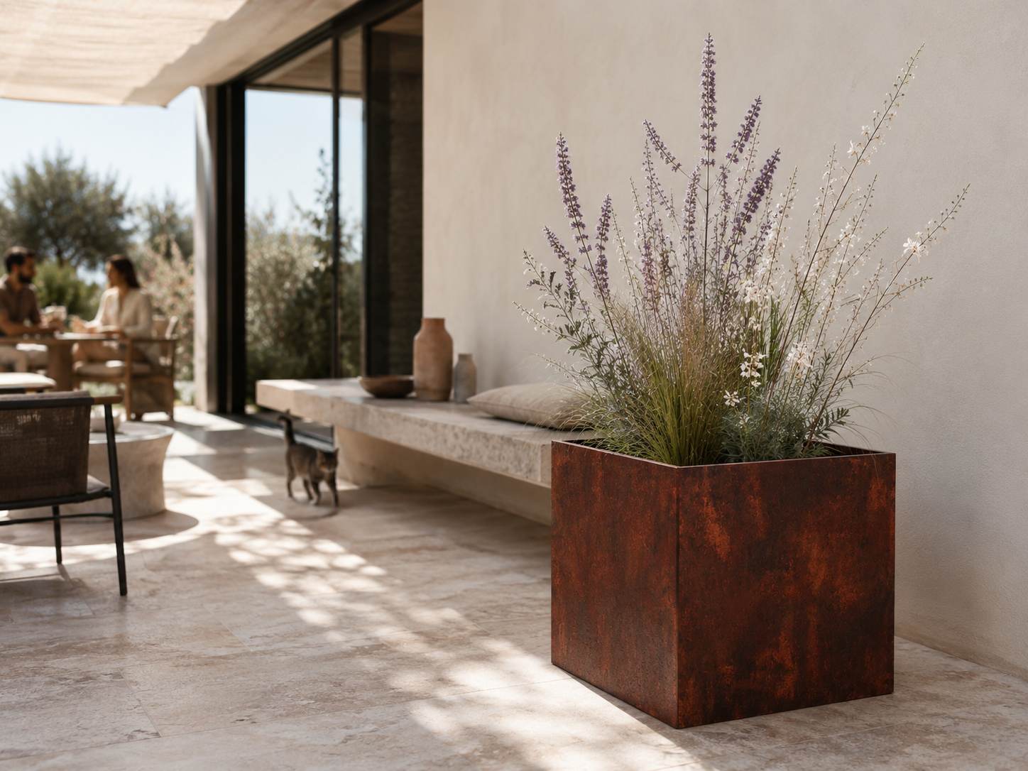 Vaso QUADRA in acciaio corten MANOFATTI con erbe ornamentali ambientato in una villa moderna outdoor