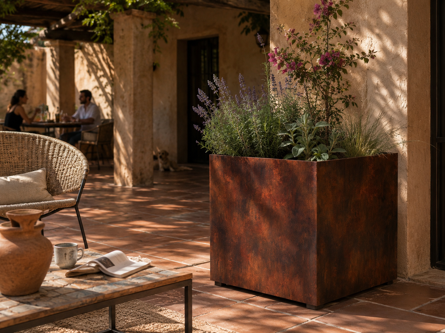 Vaso QUADRA in acciaio corten MANOFATTI con lavanda e piante mediterranee ambientato in patio outdoor