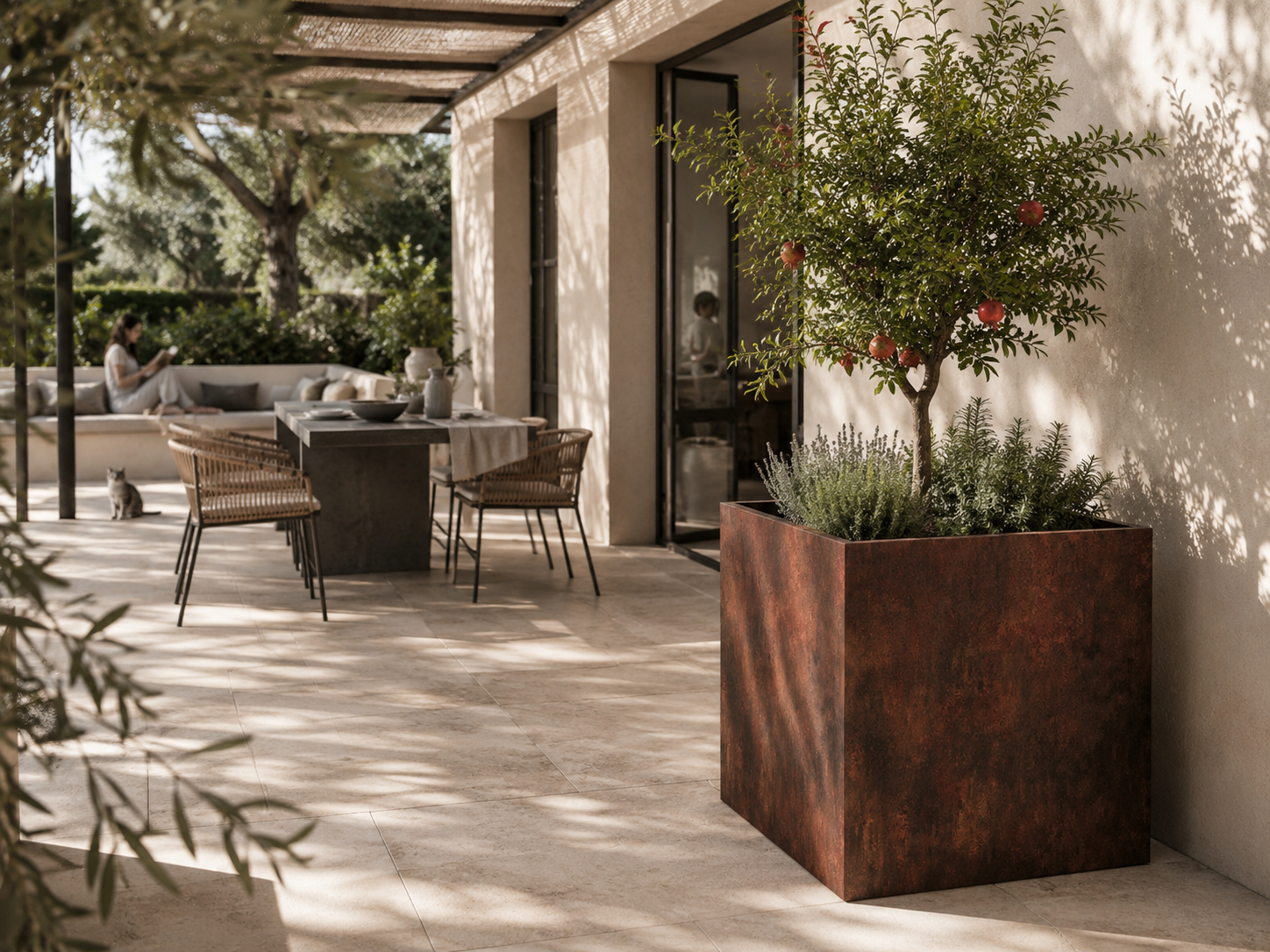 Vaso QUADRA in acciaio corten MANOFATTI con melograno ambientato in terrazza mediterranea