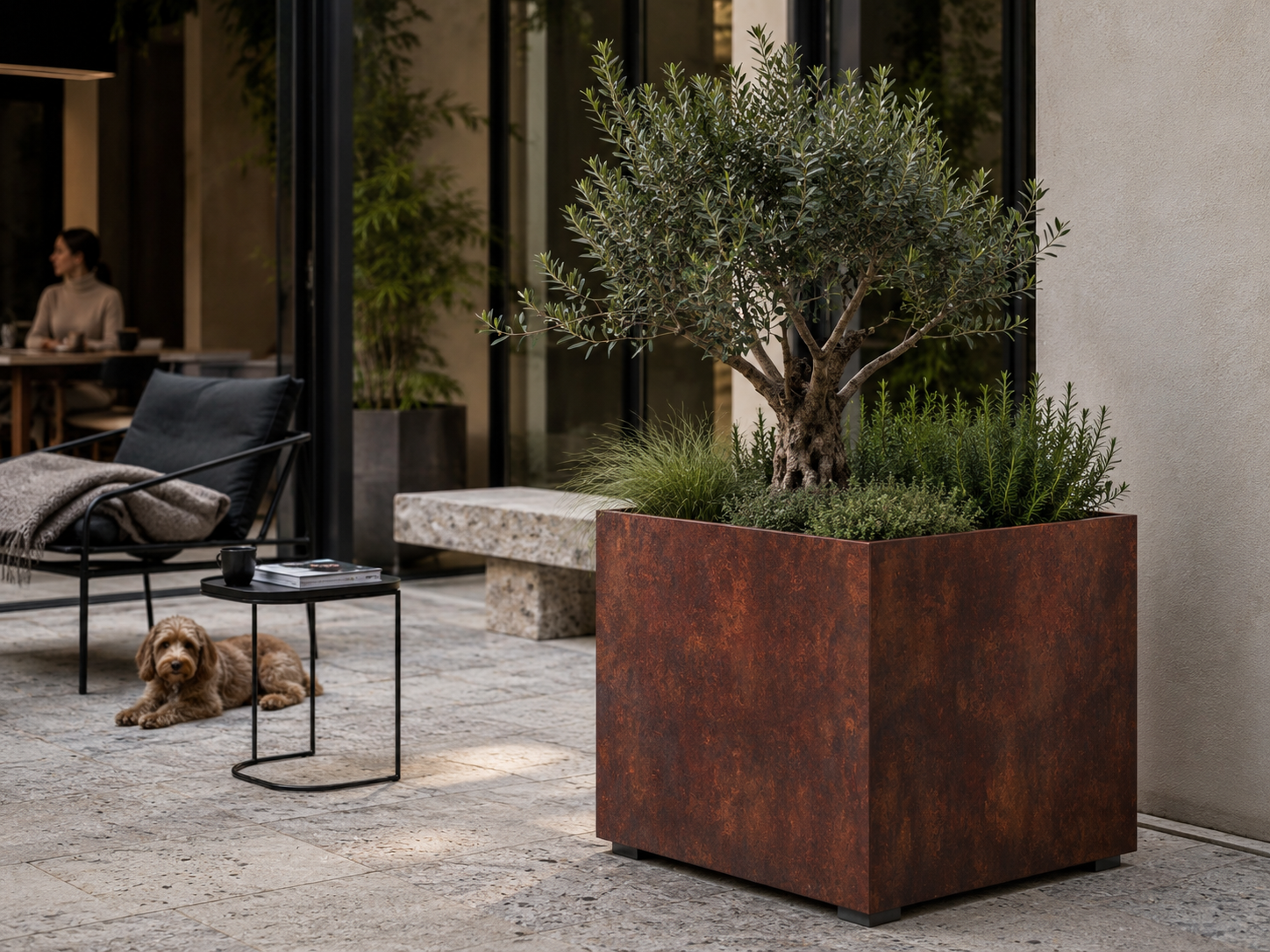 Vaso QUADRA in acciaio corten MANOFATTI con ulivo ambientato in terrazza moderna