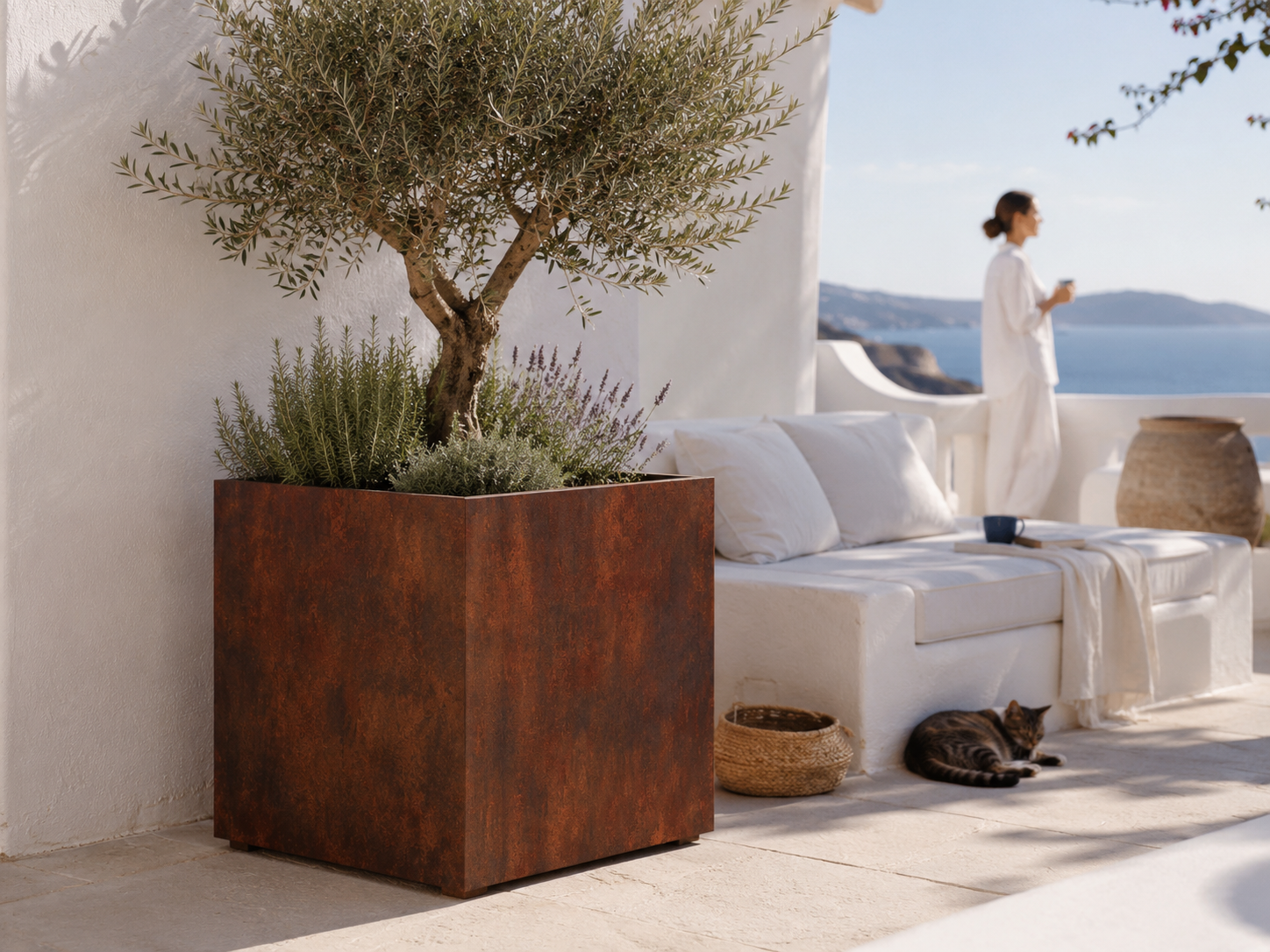 Vaso QUADRA in acciaio corten MANOFATTI con ulivo ambientato in terrazza mediterranea vista mare