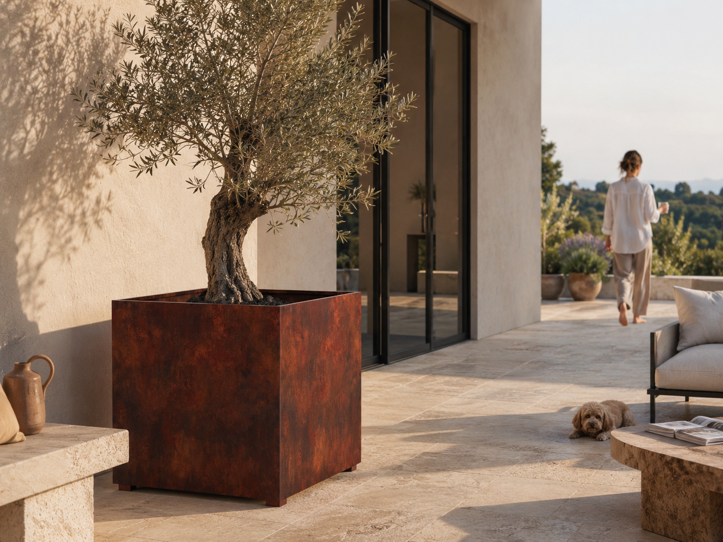 Vaso QUADRA in acciaio corten MANOFATTI con ulivo ambientato in una villa moderna outdoor
